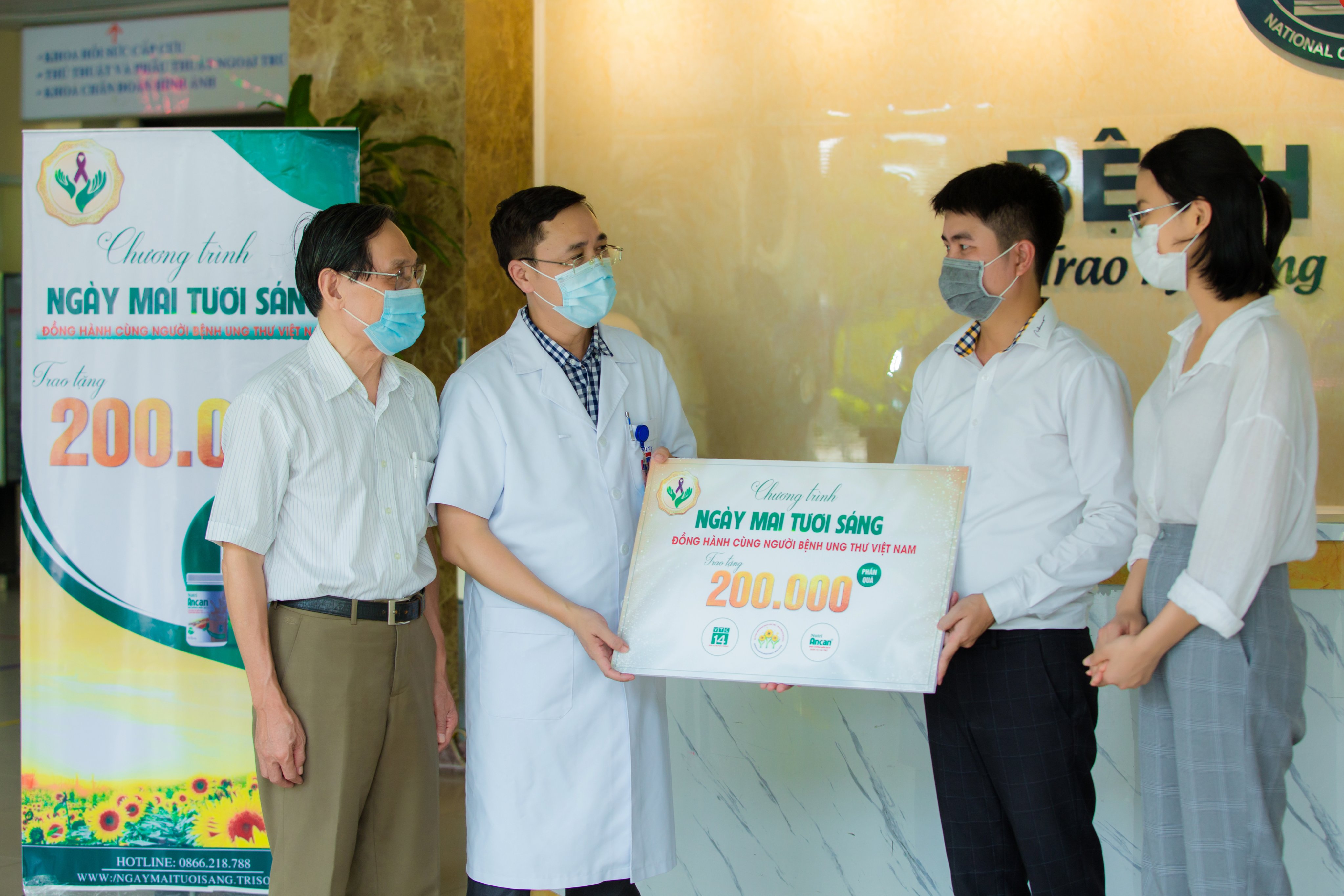 Báo Dân Trí: Nutri Ancan trao 200.000 suất quà dành tặng người bệnh ung thư trên toàn quốc